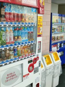 長時間の待ち時間でも大丈夫なように自動販売機があります